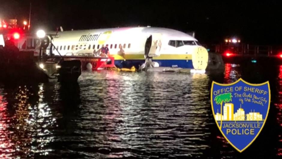 Unglück in Florida: Boeing 737 aus Guantanamo Bay kommt von Landebahn ab – und landet in Fluss