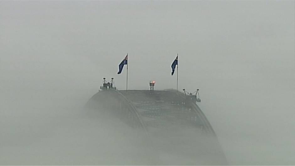 Video: Sydneys Harbour Bridge vom Nebel verdeckt