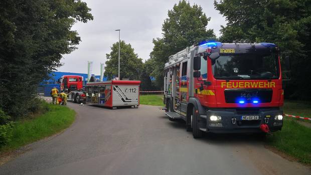 Nachrichten aus Deutschland: Feuerwehr-Einsatz auf einem Parkplatz in Grevenbroich