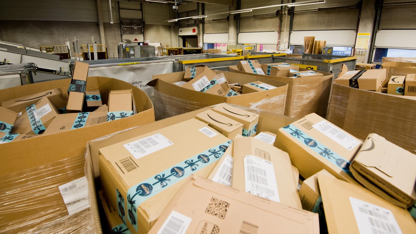 Pakete des Versandhändlers Amazon liegen in einem Paketzentrum von Deutsche Post und DHL in Hannover.