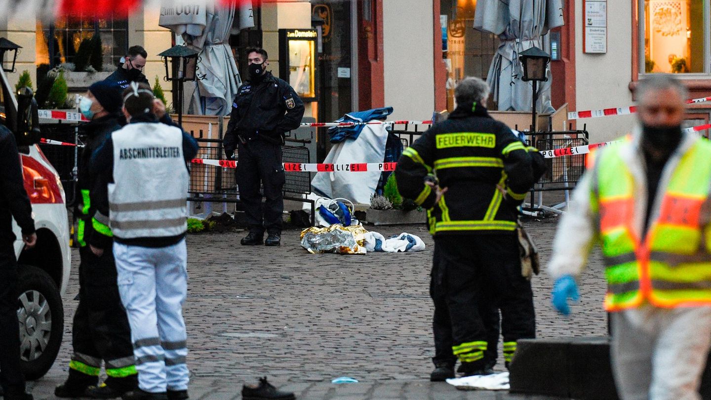 Polizei und Sanitäter kümmern sich in der Einkaufsstraße von Trier um Verletze