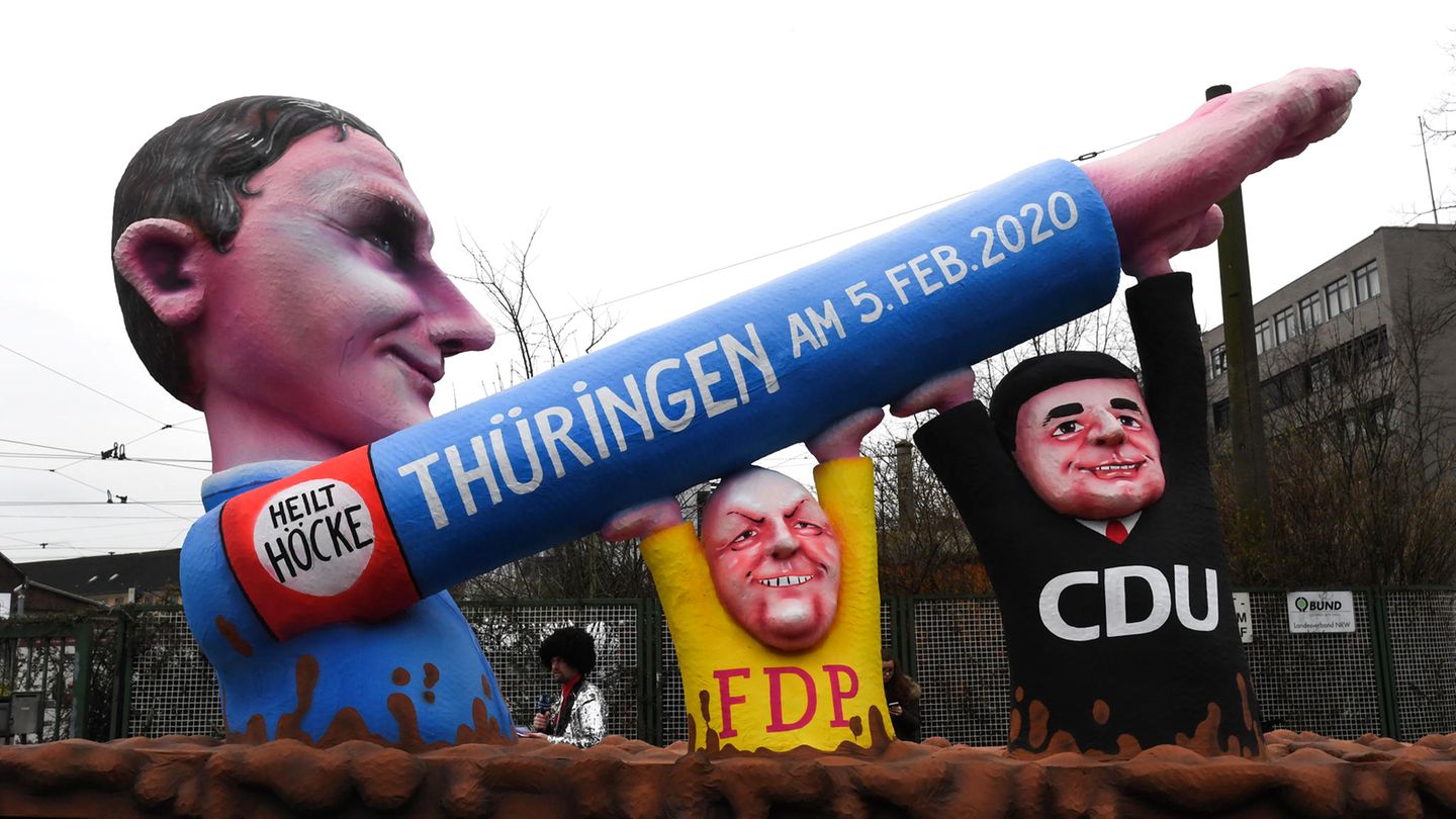 Für den aktuellen Rosenmontag in Düsseldorf hat sich Jacques Tilly von der Thüringen-Wahl inspirieren lassen