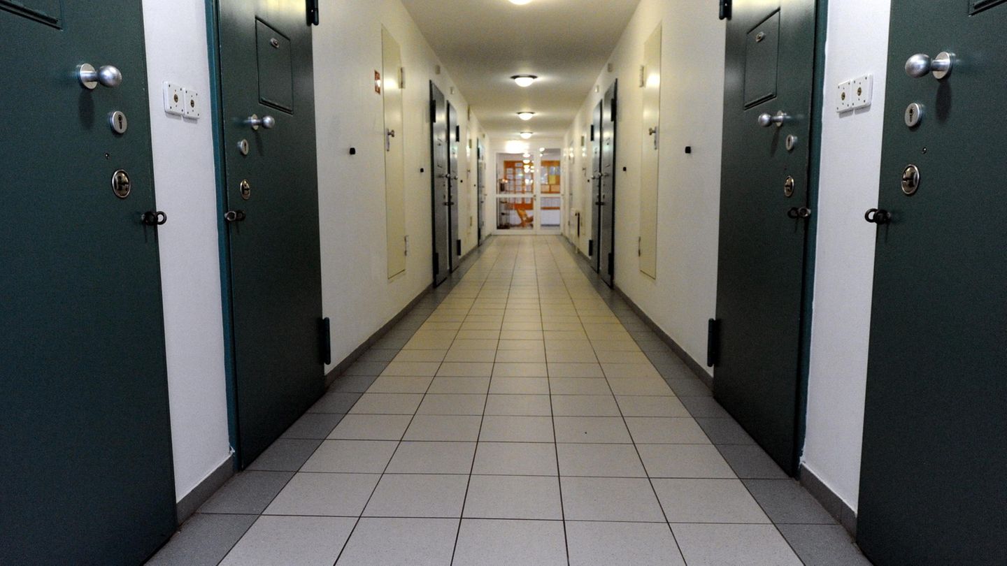 Ein Korridor in der Jugendarrestanstalt Moltsfelde, links und rechts dicke Stahltüren