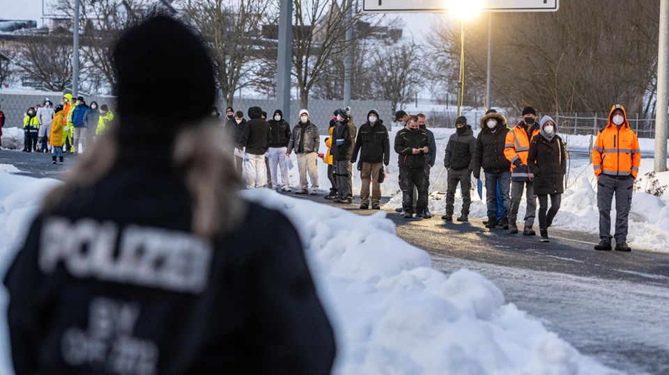 Zahlreiche Menschen warten vor einer Corona-Teststation an der deutsch-tschechischen  Grenze