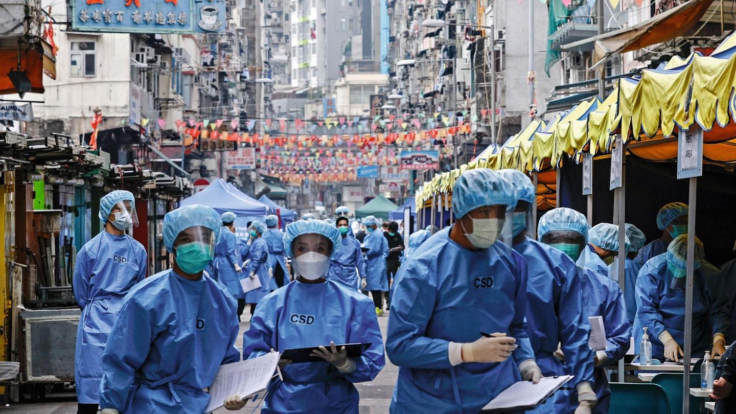 Ausschwärmen in Hongkong: Mitarbeiter der Gesundheitsbehörde versuchen, einen Ausbruch einzudämmen