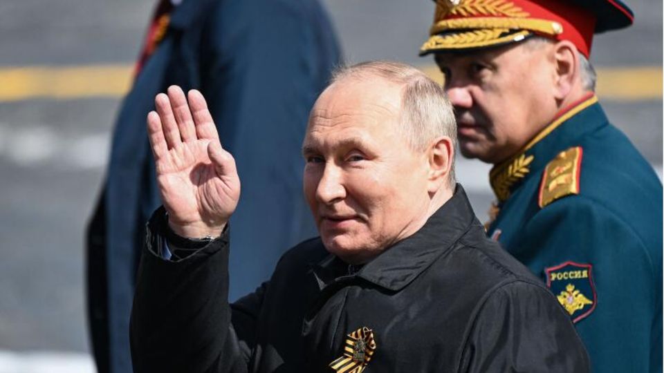 Wladimir Putin in Begleitung von Sergej Schoigu nach der Parade anlässlich des "Tag des Sieges" 