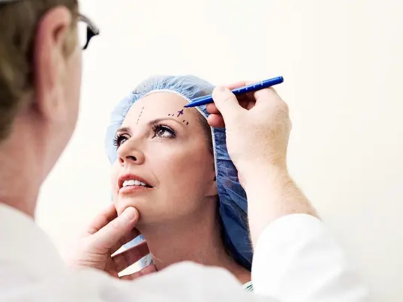 Nur ein Facharzt kann kosmetische Eingriffe rechtmäßig durchführen.