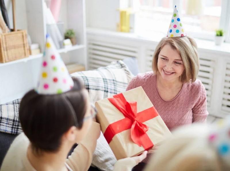 Eine faszinierende Psychologie ist, dass das Schenken von Geburtstagsgeschenken sehr lohnende emotionale Vorteile hat. 