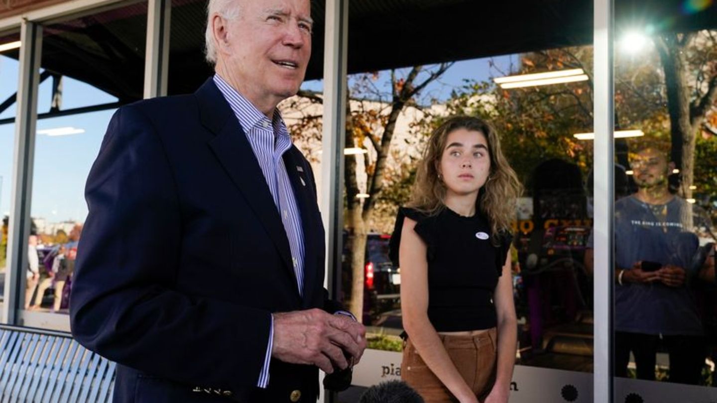 US-Präsident Joe Biden hat in Delaware mit Enkelin Natalie Biden seine Stimme für die Kongresswahlen abgegeben. Foto: Manuel Bal