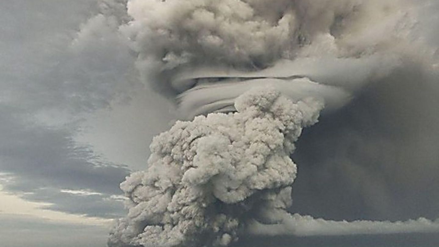 Eine gewaltige Säule aus Asche schießt aus dem Vulkan. Foto: Tonga Geological Services/ZUMA Press Wire Service/dpa