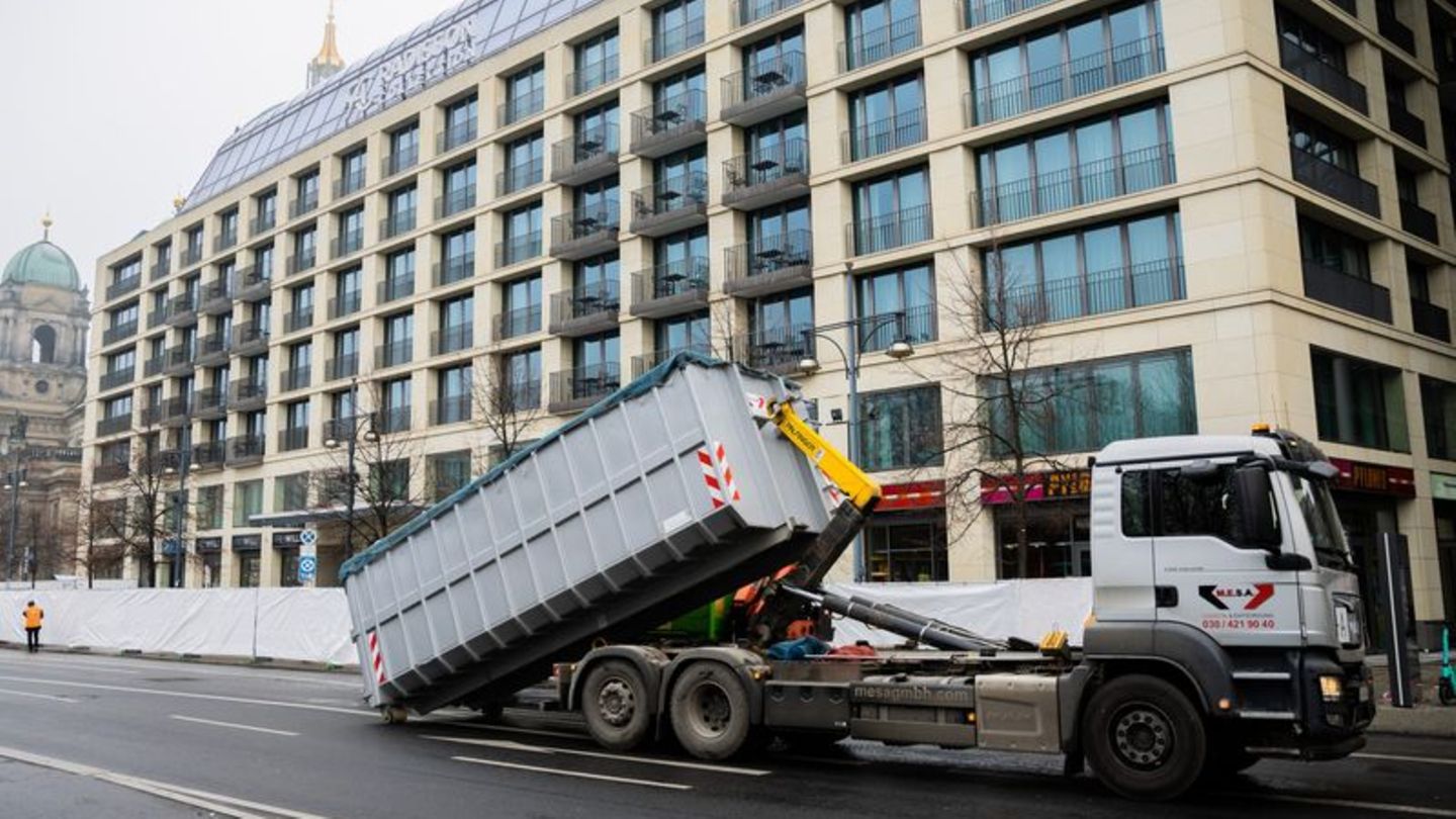 Ein Container mit Schutt wird nach dem Platzen eines Groß-Aquarium in einer Berliner Hotellobby auf einen LKW geladen. Foto: Chr