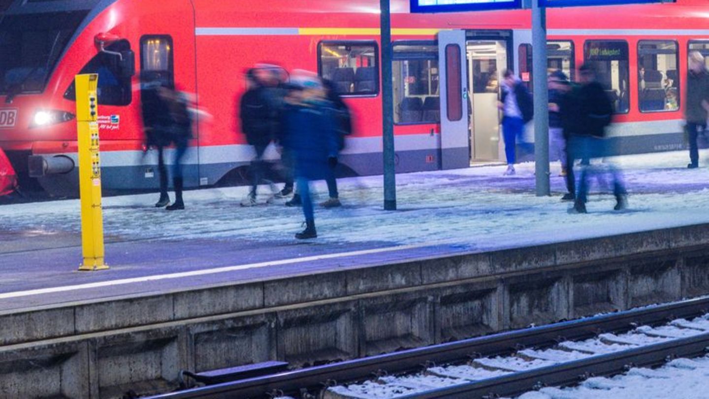 Fahrgäste steigen auf dem Hauptbahnhof in Schwerin aus einem Regionalzug. Foto: Jens Büttner/dpa