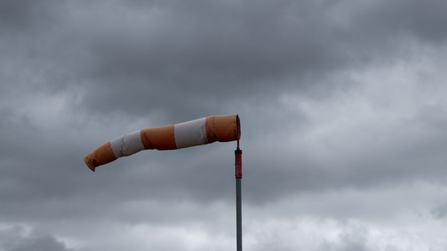 Ein Windsack weht bei stürmischem Wetter im Wind. Foto: Silas Stein/dpa/Symbolbild