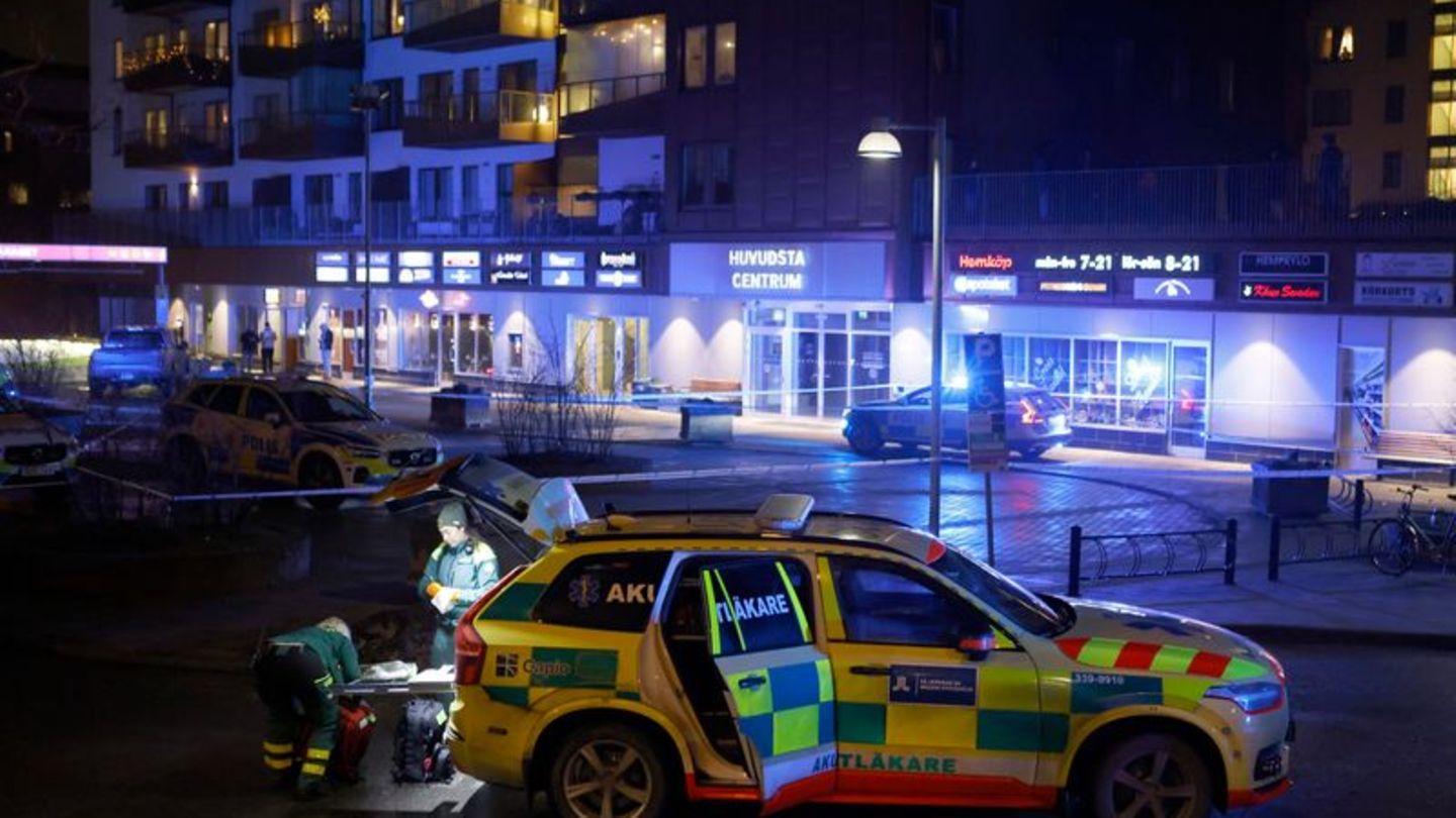 Medizinisches Personal steht an der Stelle, an der ein Mann erschossen in Solna aufgefunden wurde. Foto: Christine Olsson/TT New