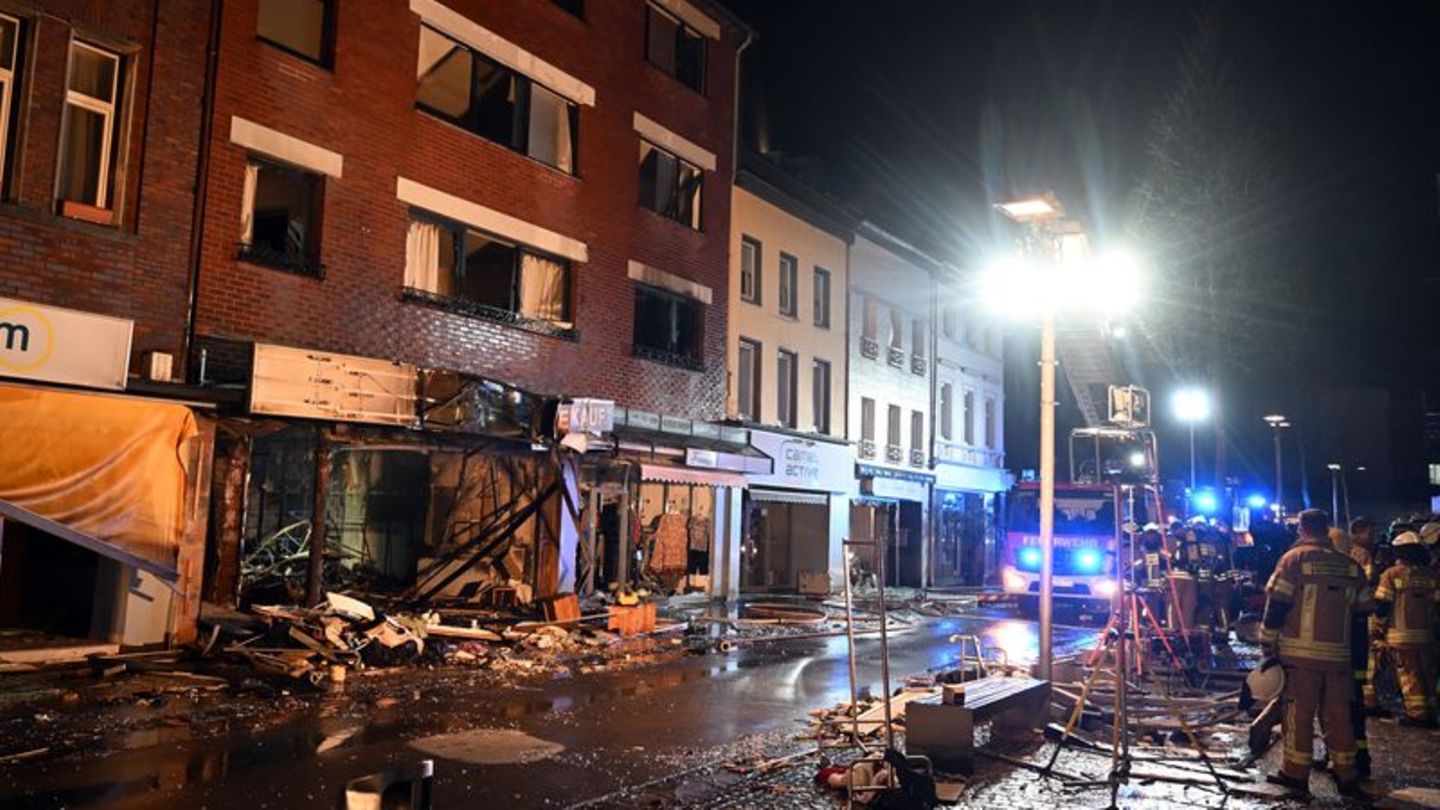 Trümmer auf der Straße in Eschweiler, wo bei einer gewaltigen Explosion in einem Wohn- und Geschäftshaus Menschen teils lebensge