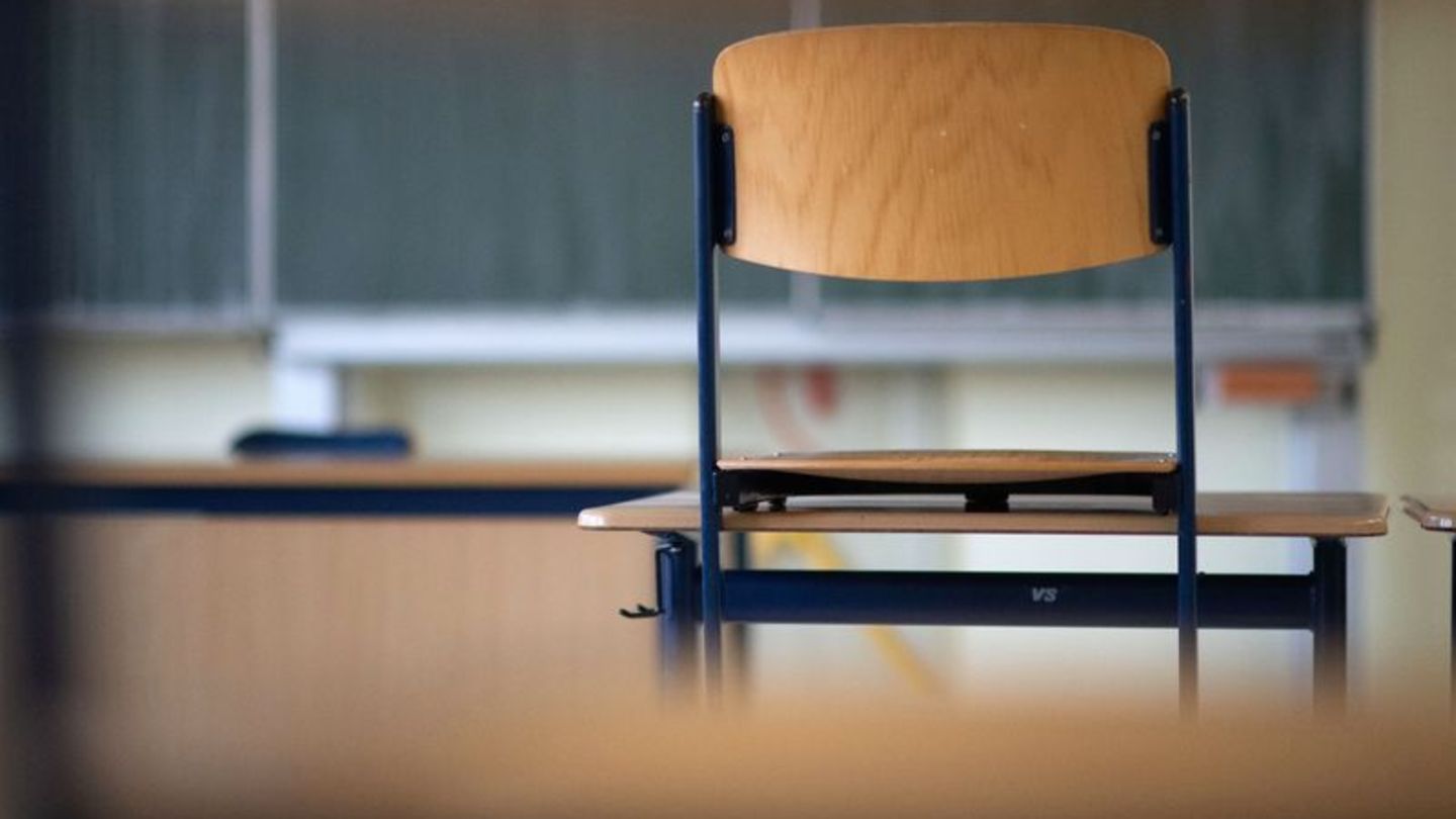 Ein Stuhl steht in einem Klassenzimmer auf dem Tisch. Foto: Marijan Murat/dpa/Symbolbild
