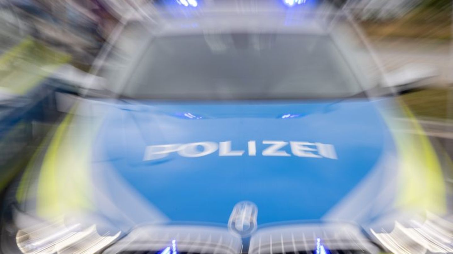 Ein Streifenwagen der Polizei mit eingeschaltetem Blaulicht. Foto: Daniel Karmann/dpa/Symbolbild